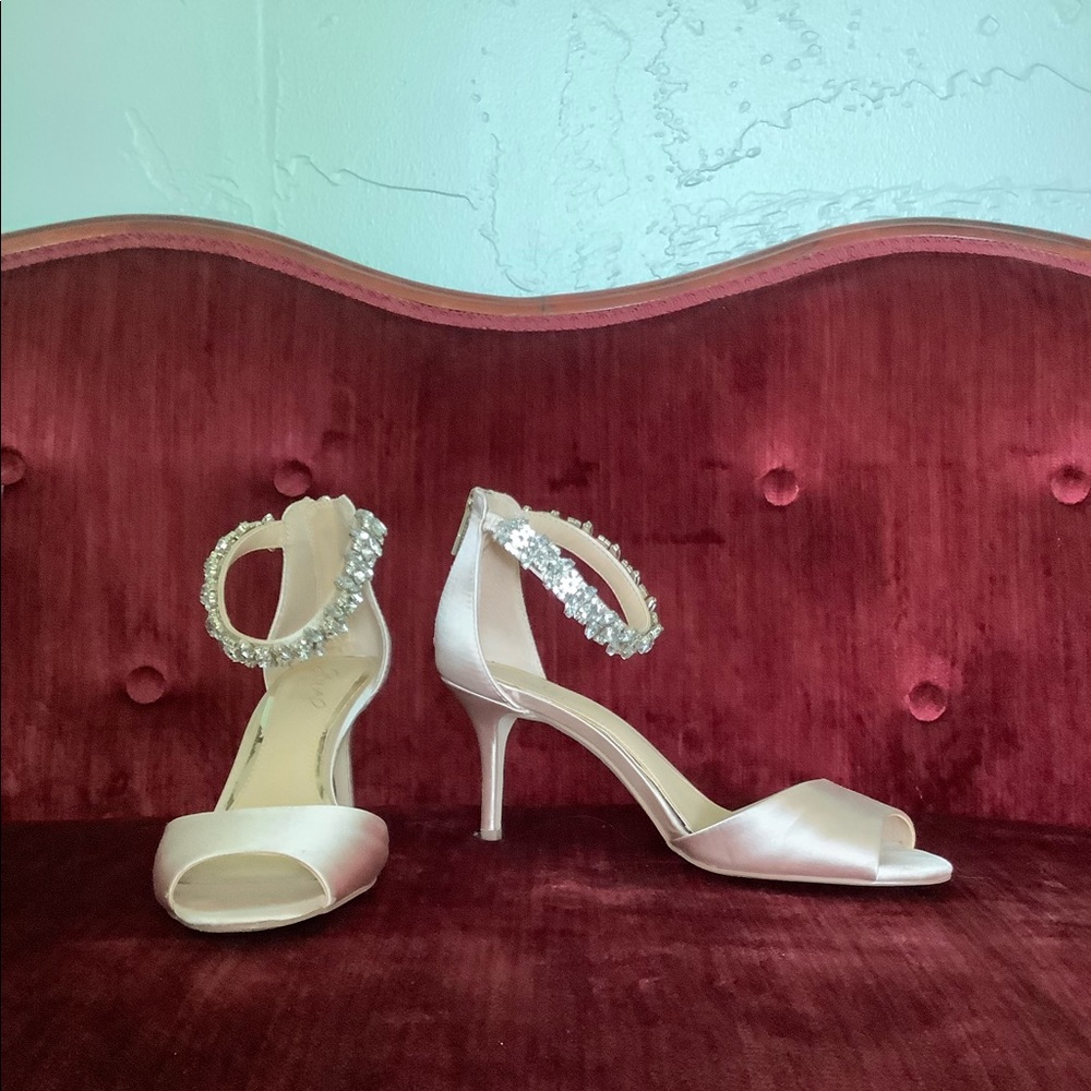 Peep-toe pumps